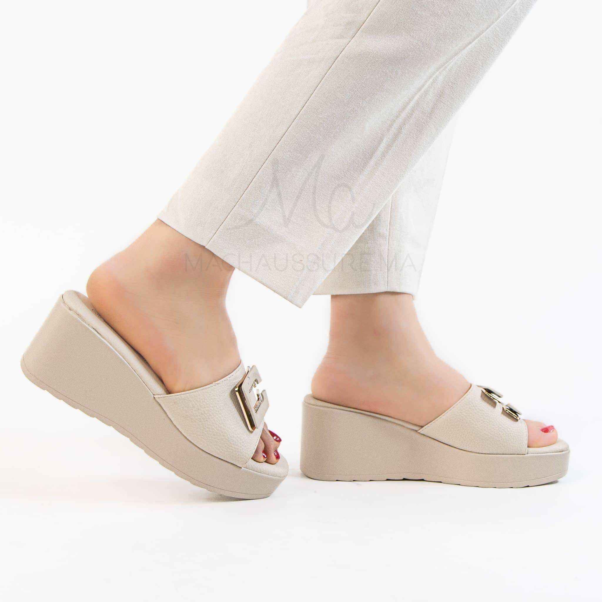 Kaysa – Sandales compensées confortables en Beige.