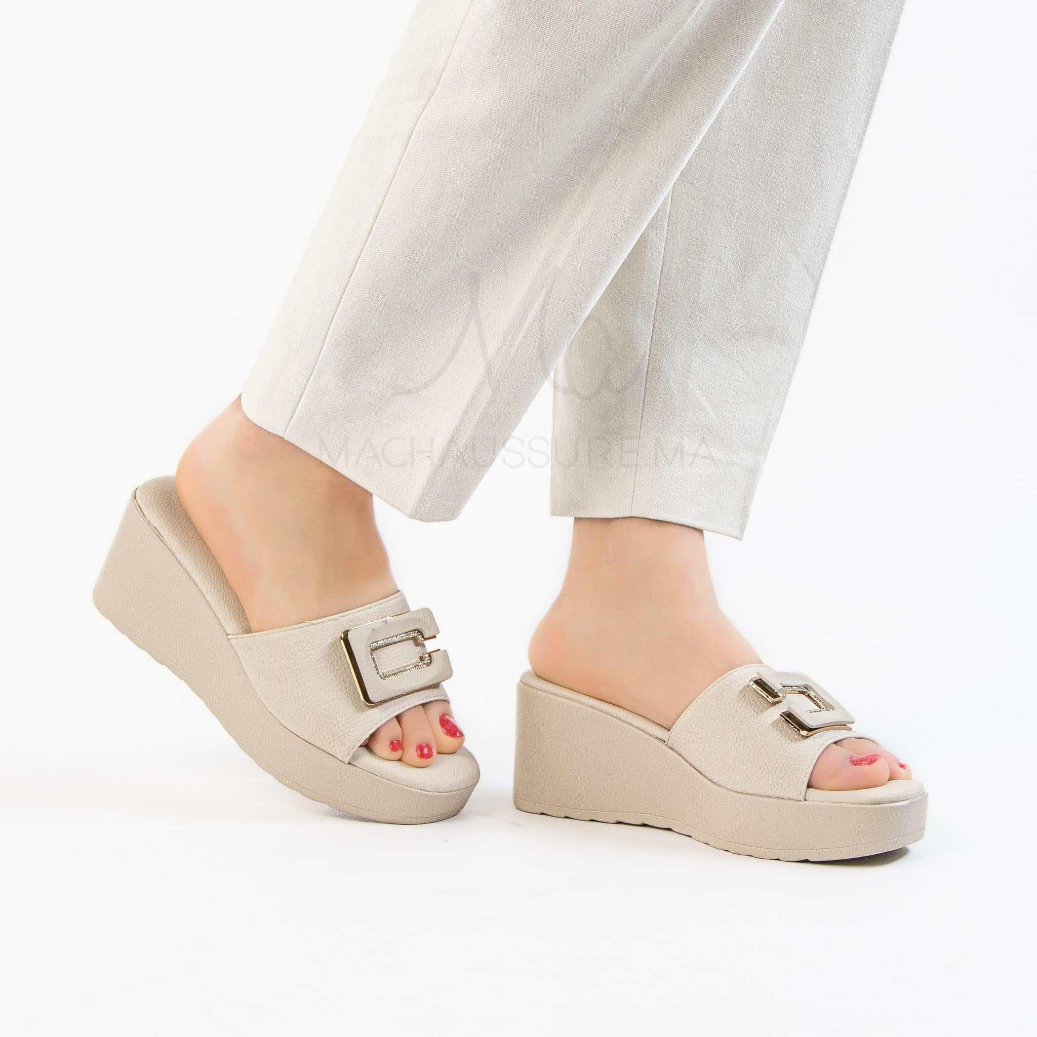 Kaysa – Sandales compensées confortables en Beige.