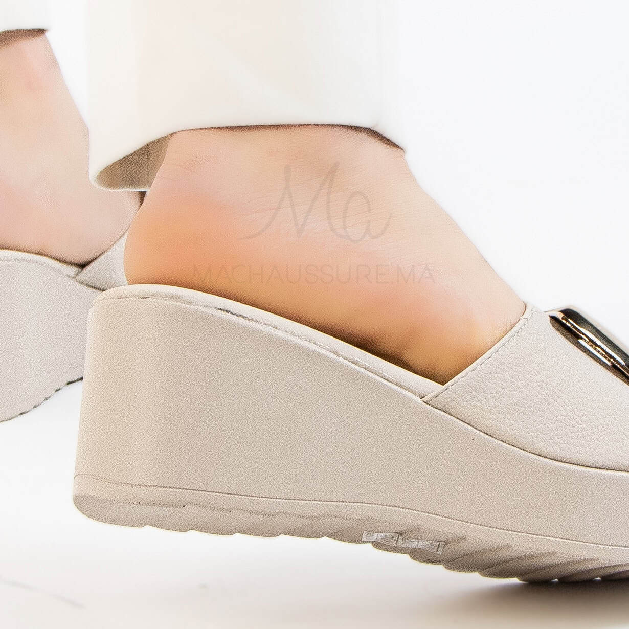 Kaysa – Sandales compensées confortables en Beige.