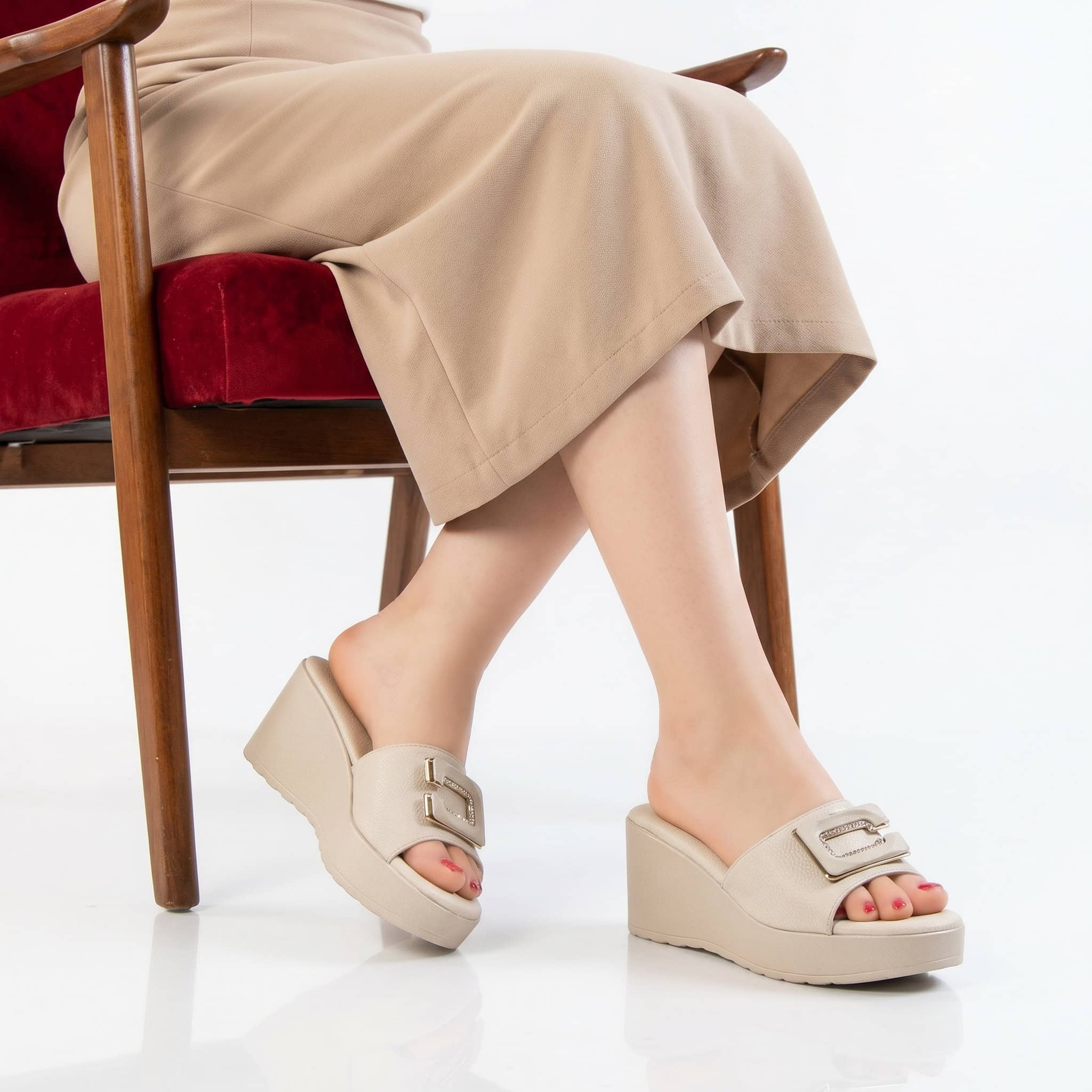 Kaysa – Sandales compensées confortables en Beige.
