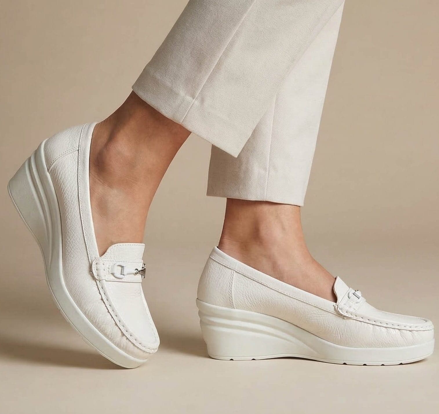 Nova – Mocassins compensées en Blanc cassé.