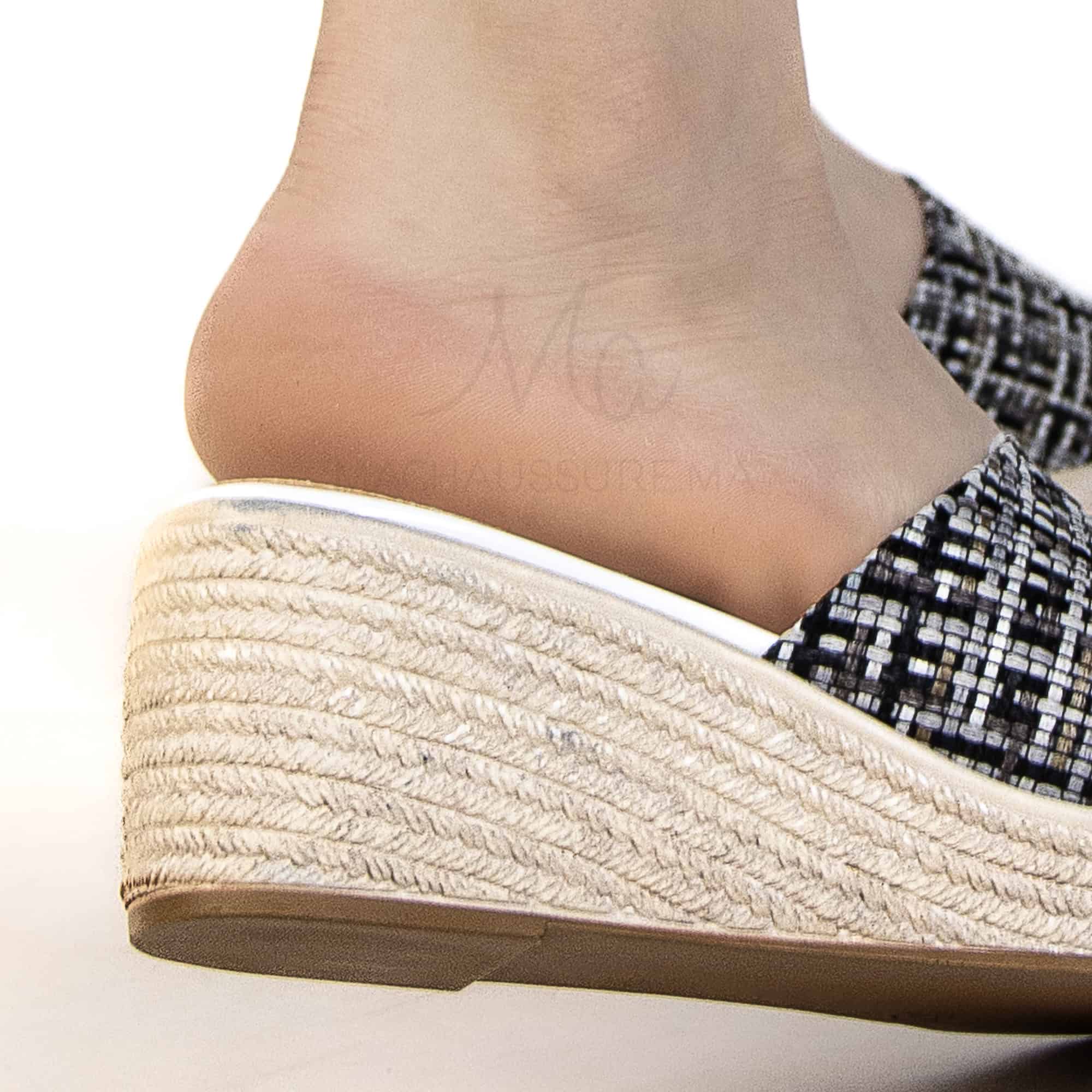 Rimal - Sandales Compensées Femmes en Noir avec semelle Blanche.