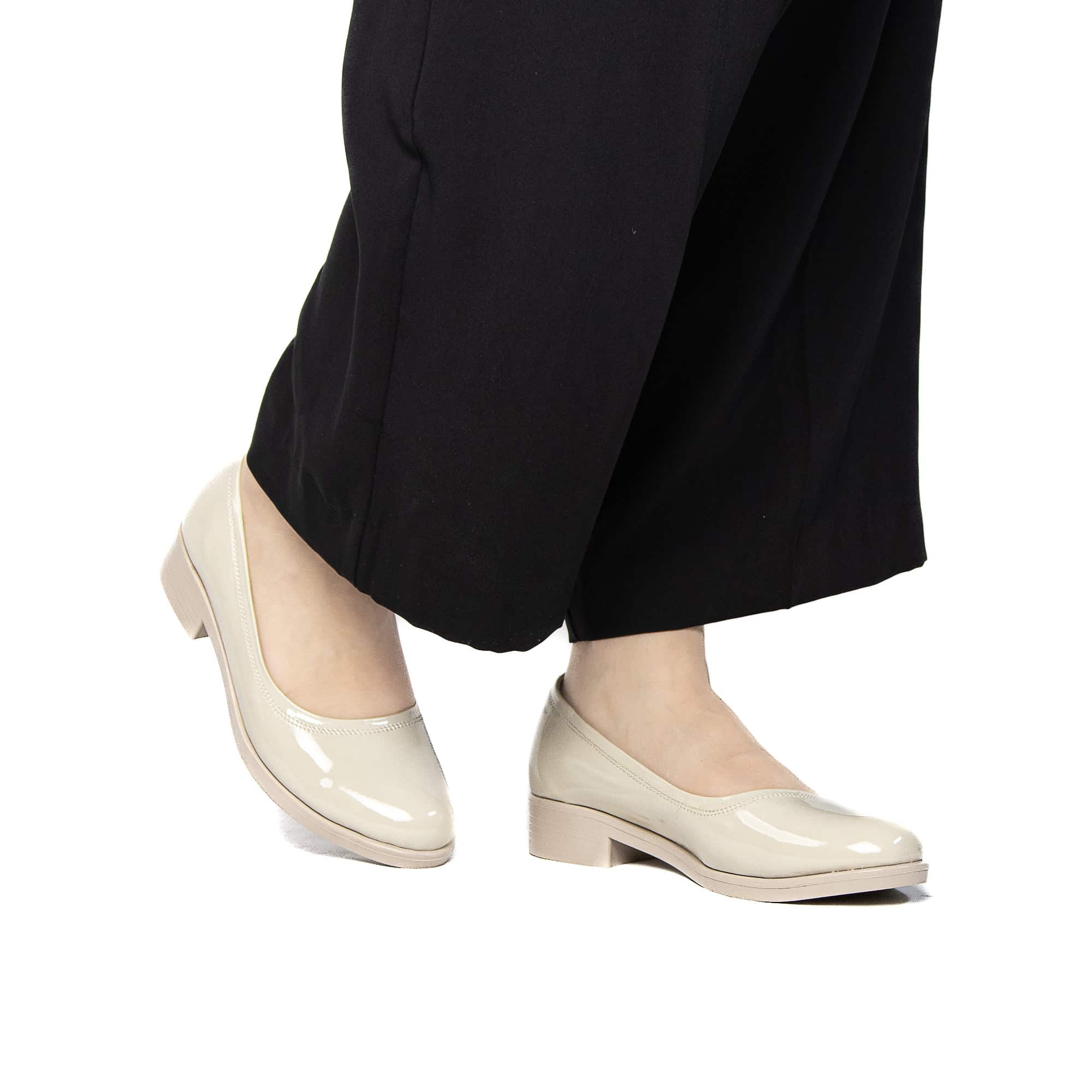 Manon – Mocassins Femmes en Vernis Beige.