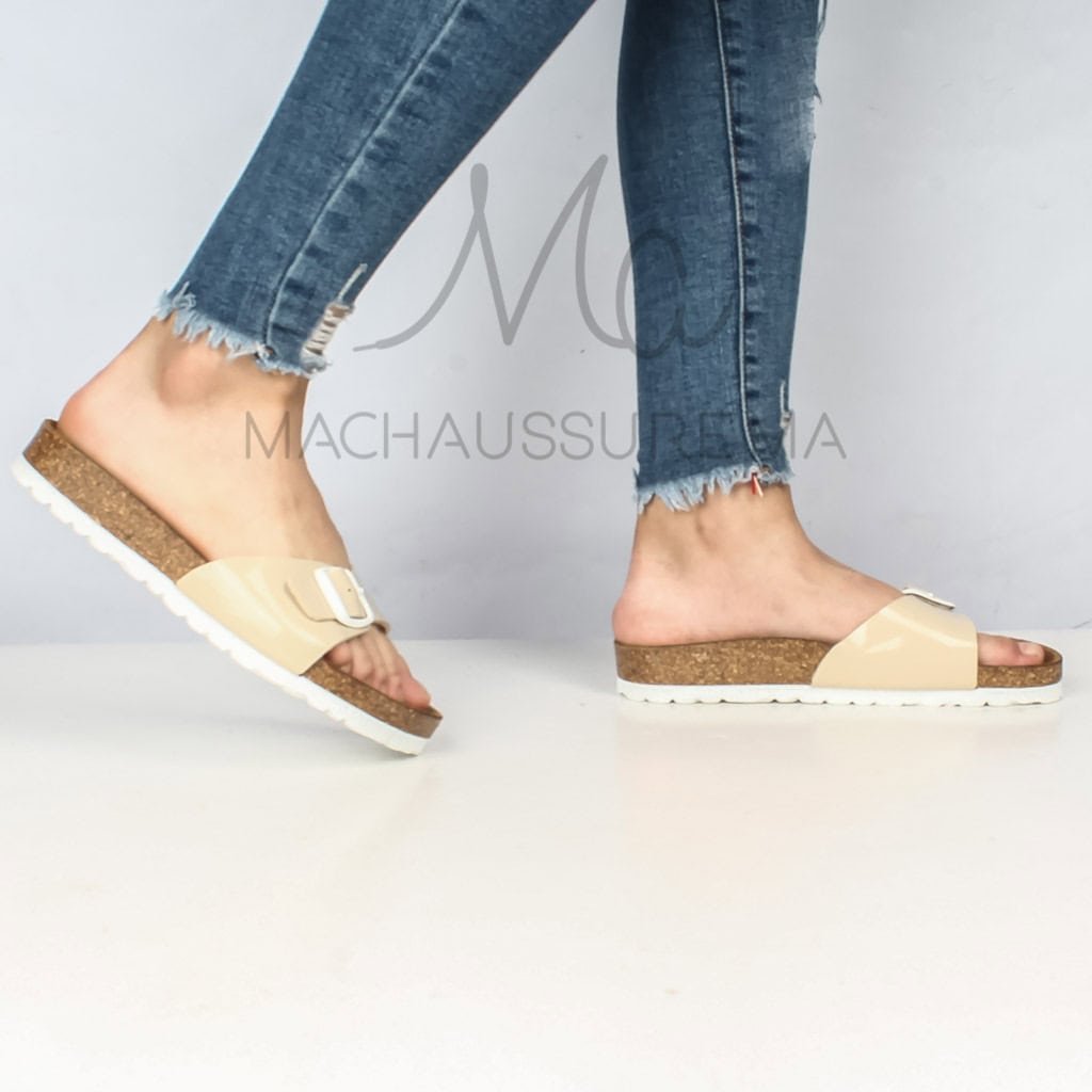 Big Buckle – Sandale plate en Beige.
