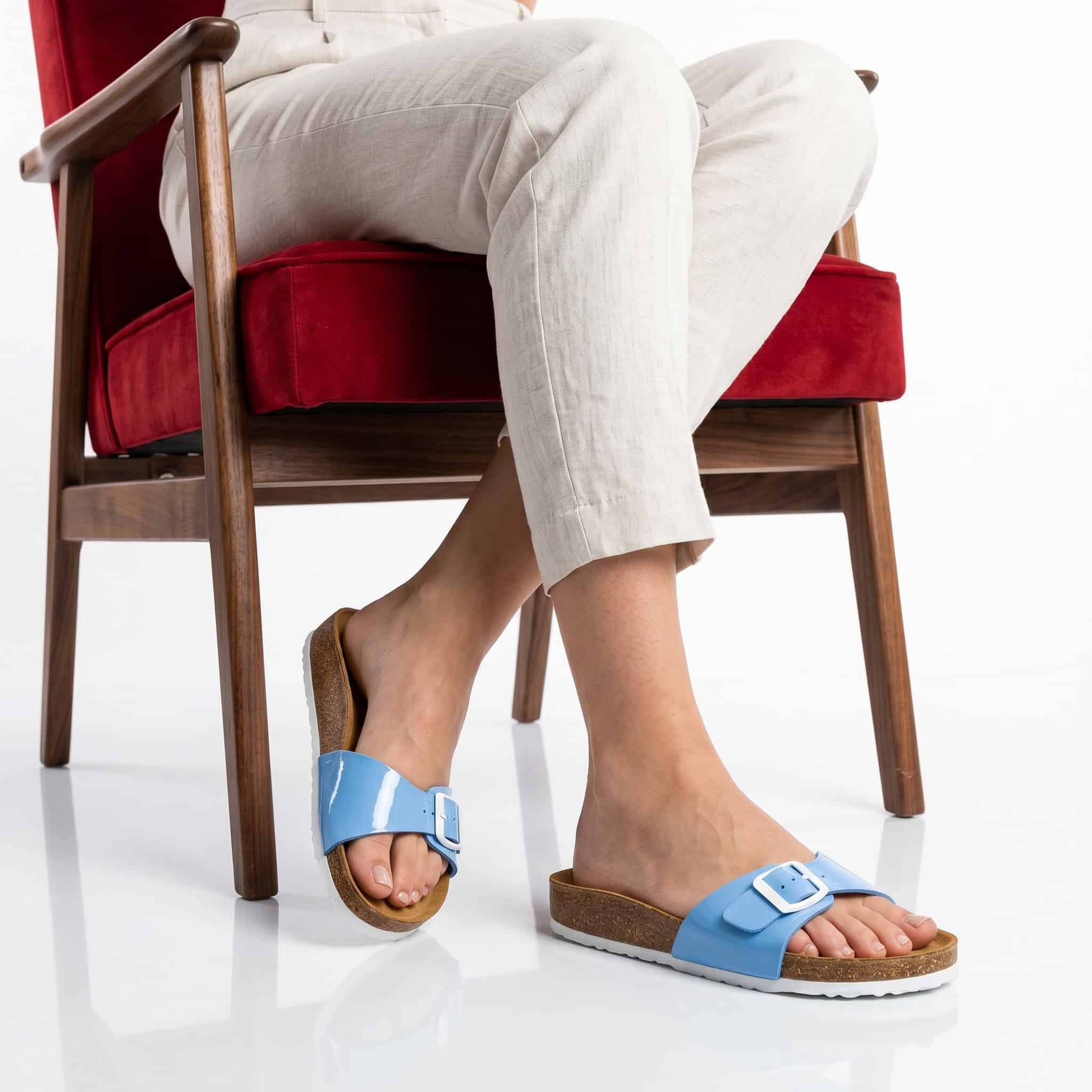 Big Buckle – Sandale plate en Bleu Ciel.