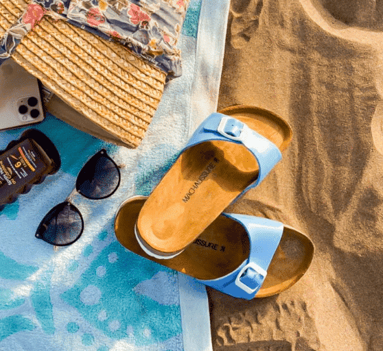 Big Buckle – Sandale plate en Bleu Ciel.