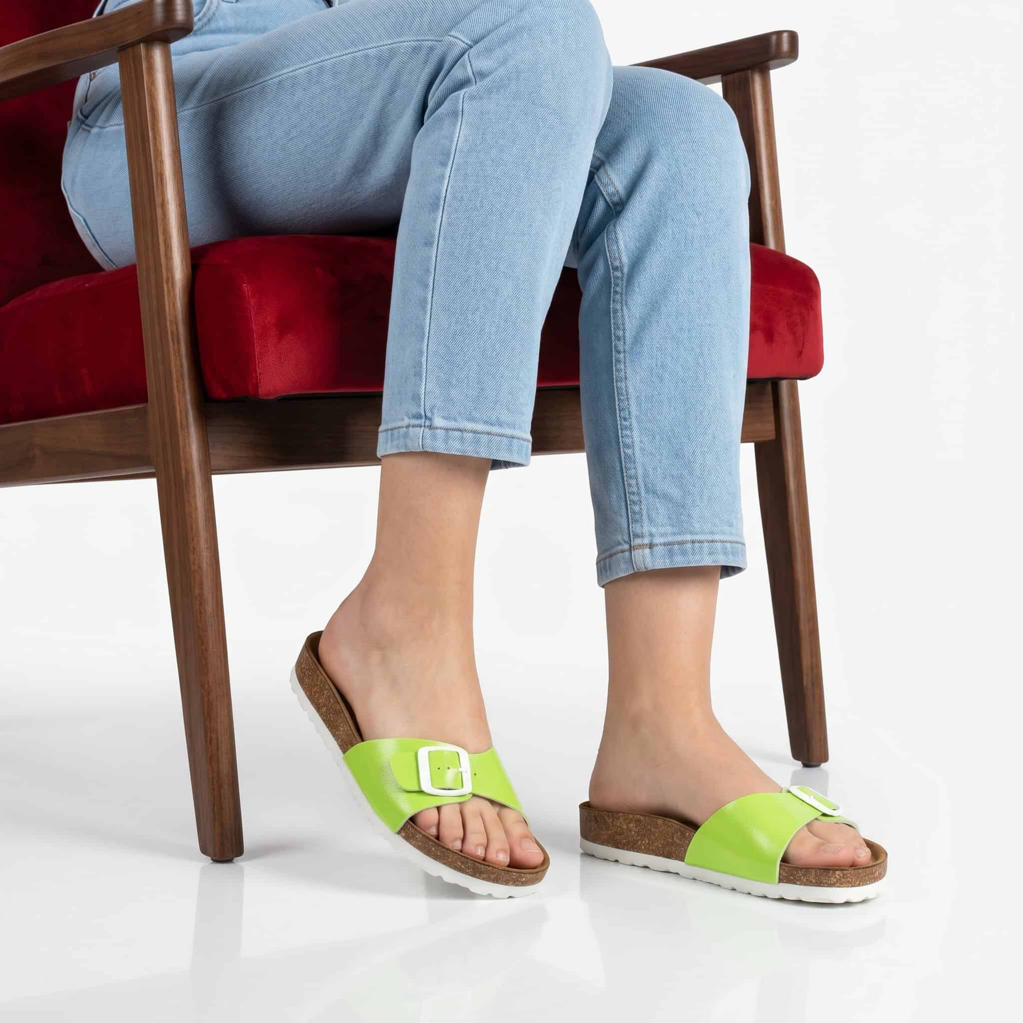 Big Buckle - Sandale plate en Vert.