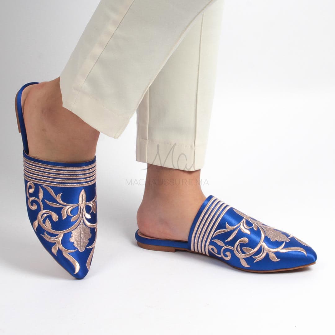 Mules en bleu.