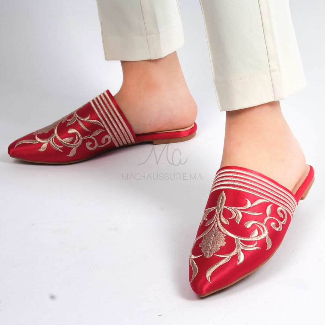 Mules en rouge.
