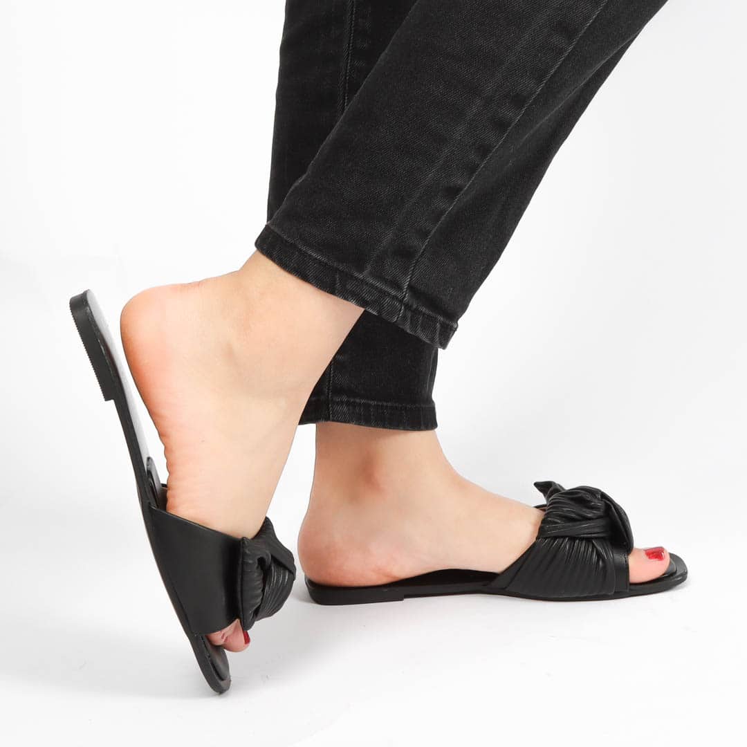 Ailes – Sandales plates en Noir.