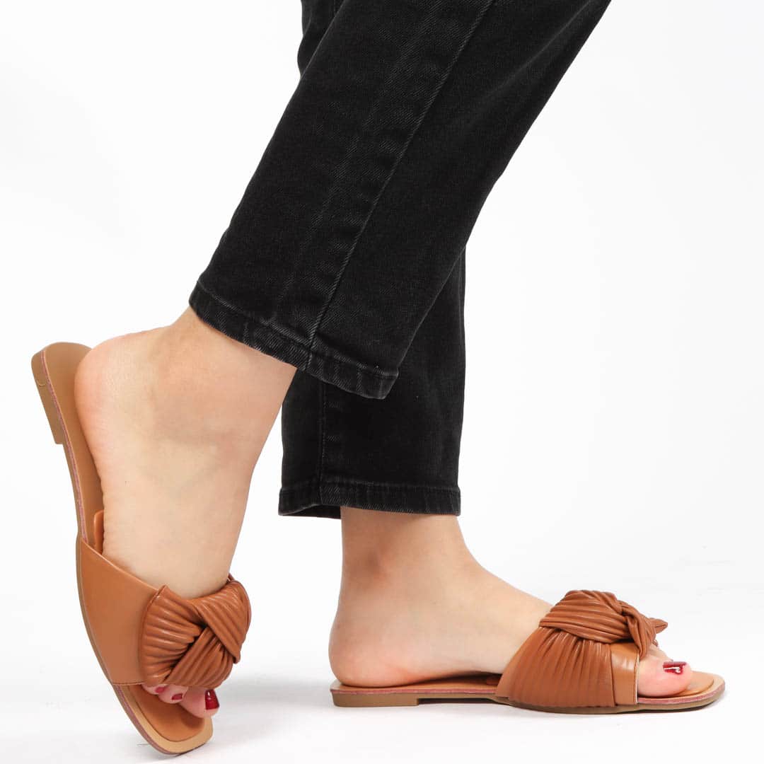 Ailes – Sandales plates en Tabac.