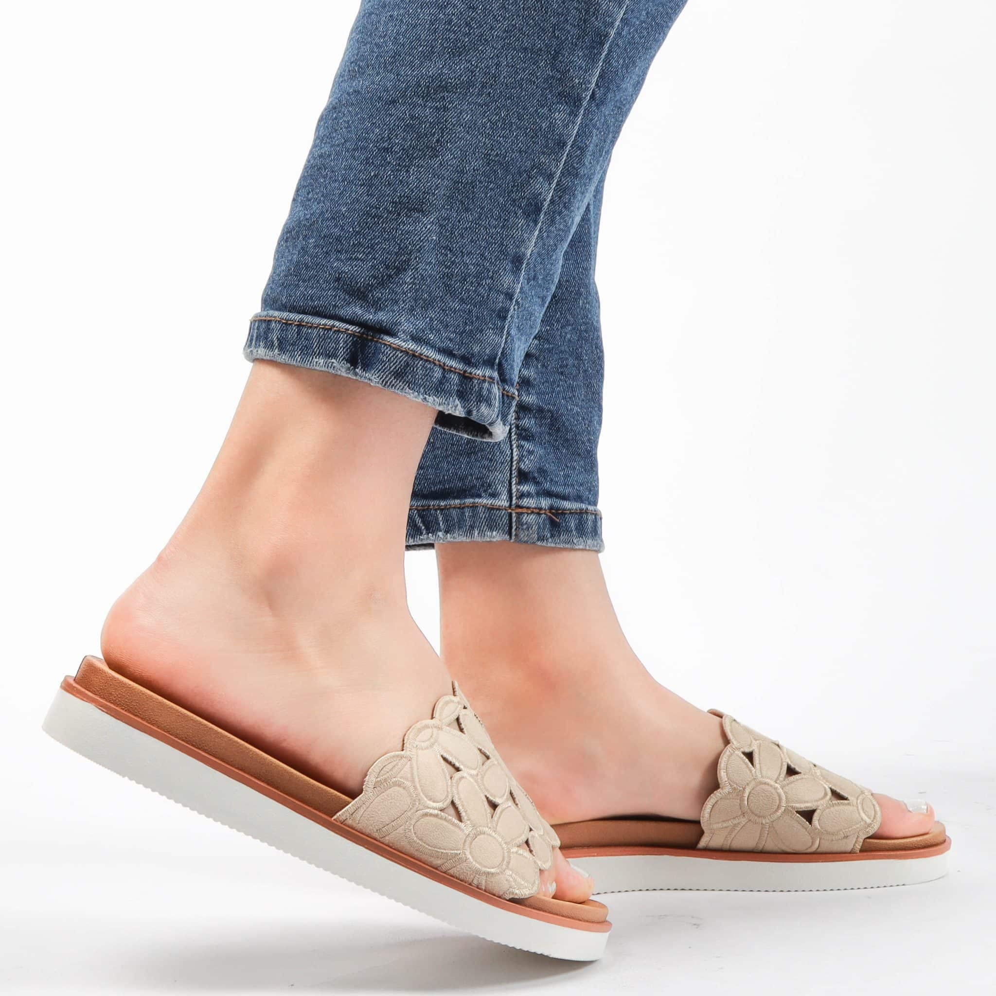 Barney – Sandales compensées en Beige.