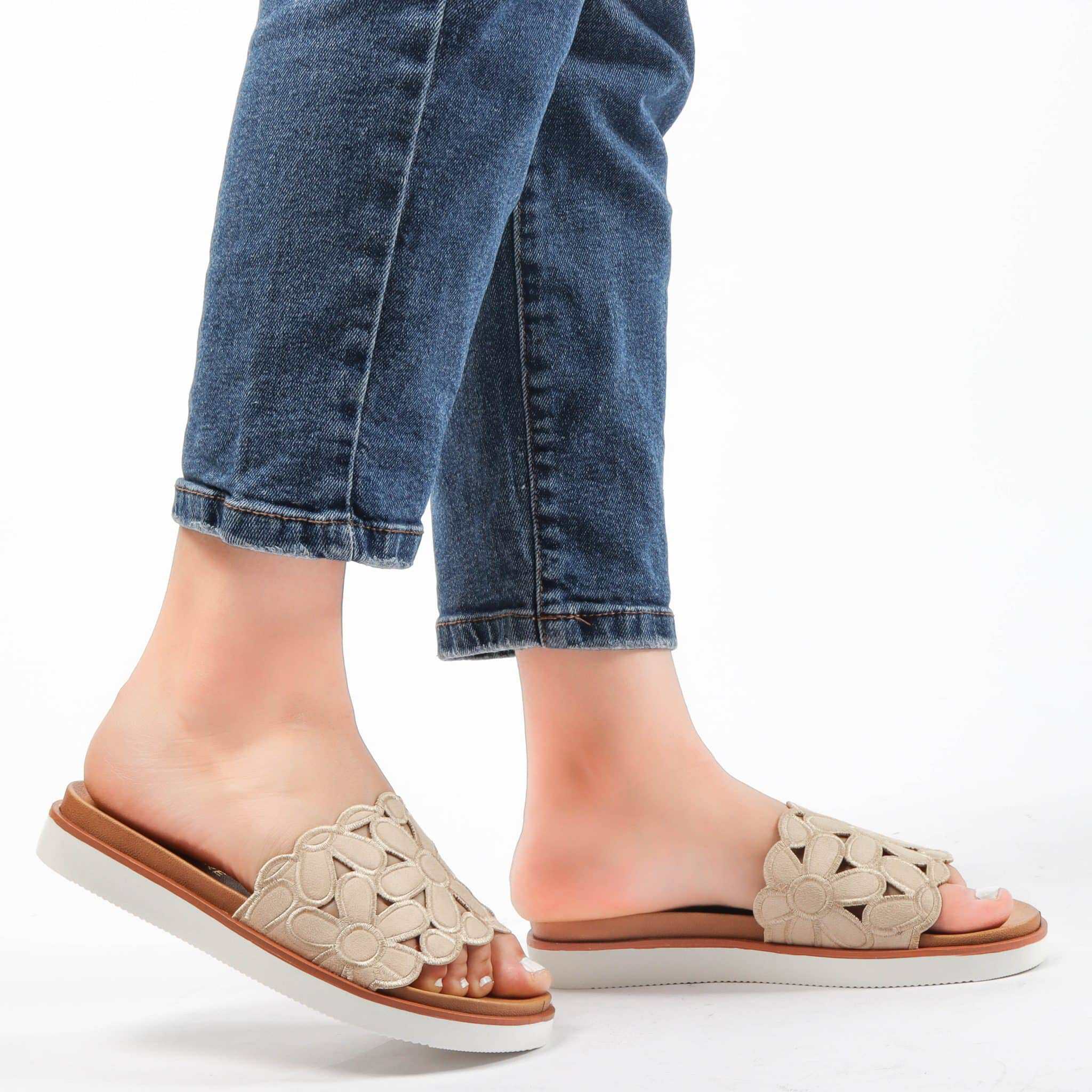 Barney – Sandales compensées en Beige.