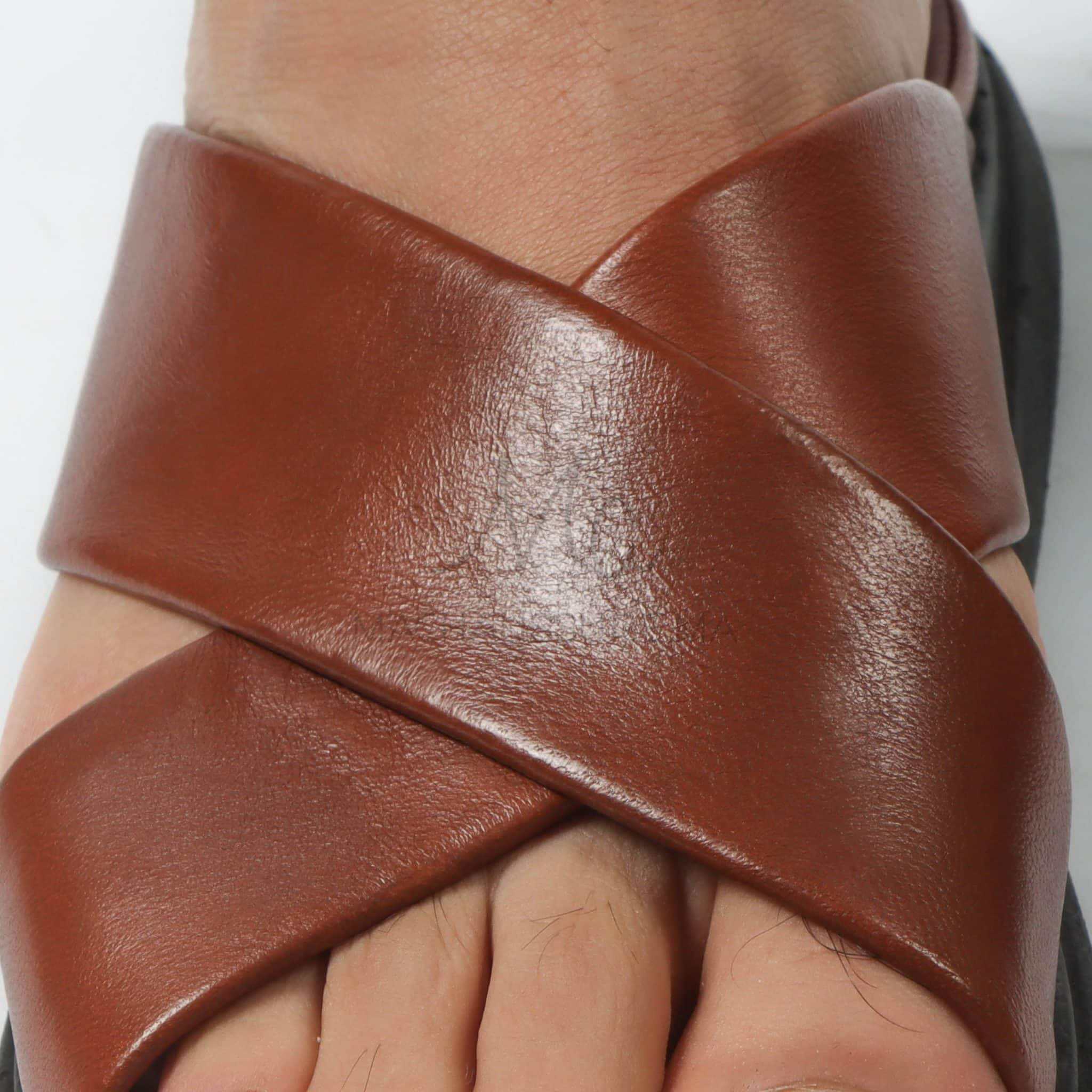WILCOX - Sandales et tongs en cuir Tabac foncé.