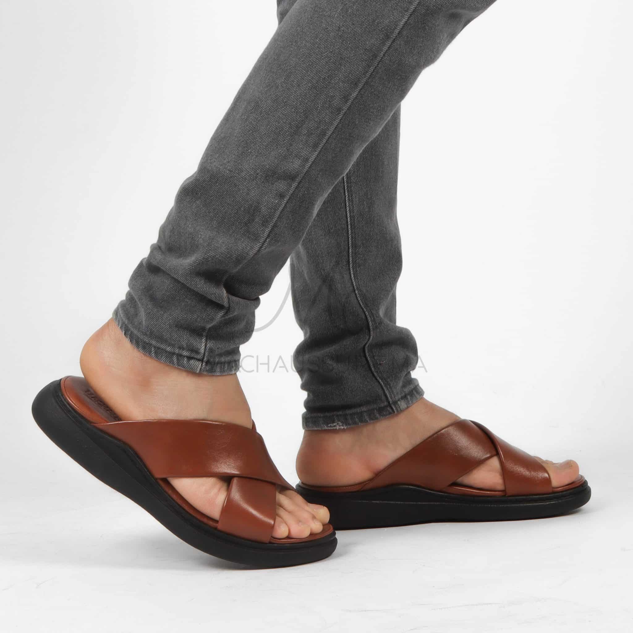 WILCOX - Sandales et tongs en cuir Tabac foncé.