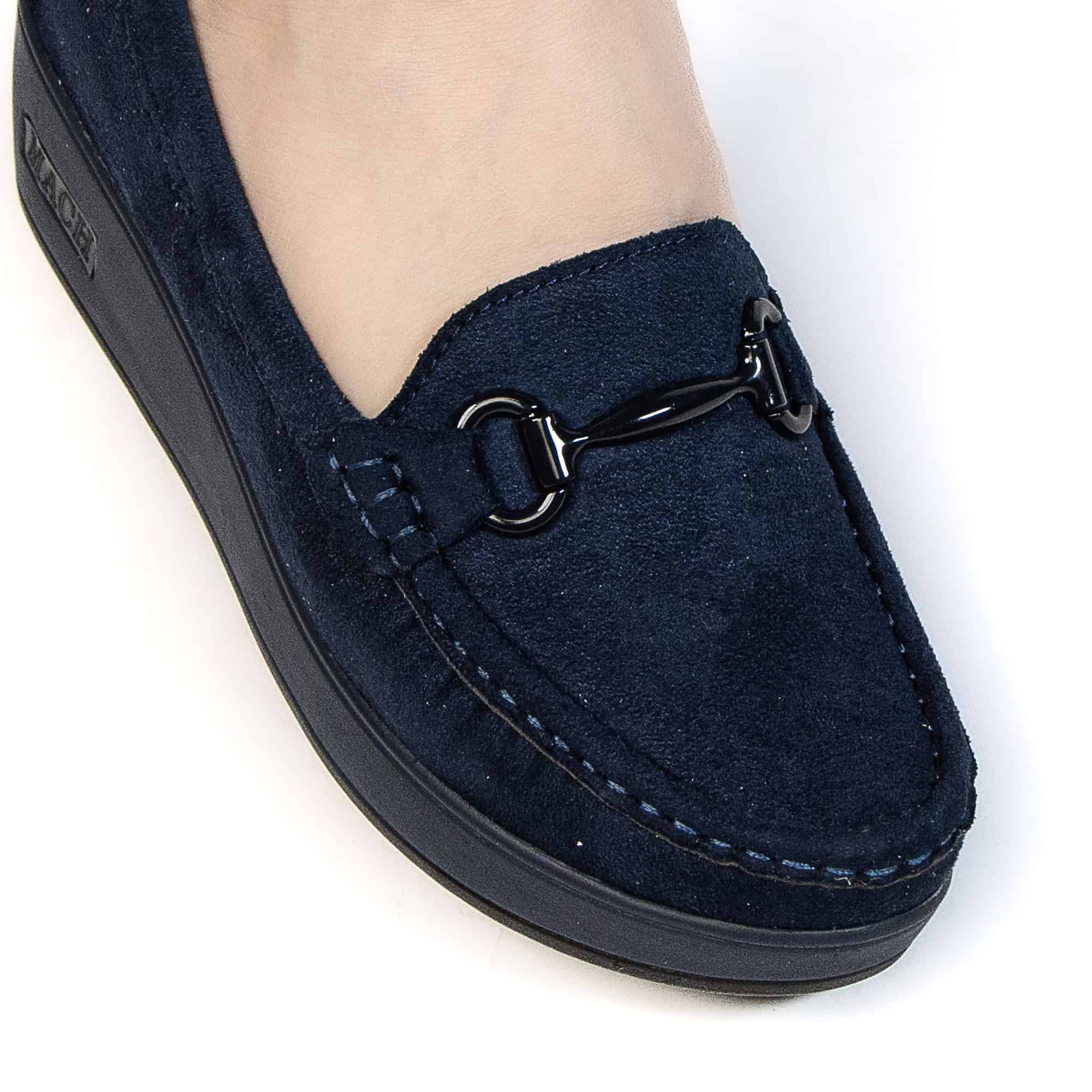 Mocassin compensé femme en bleu.
