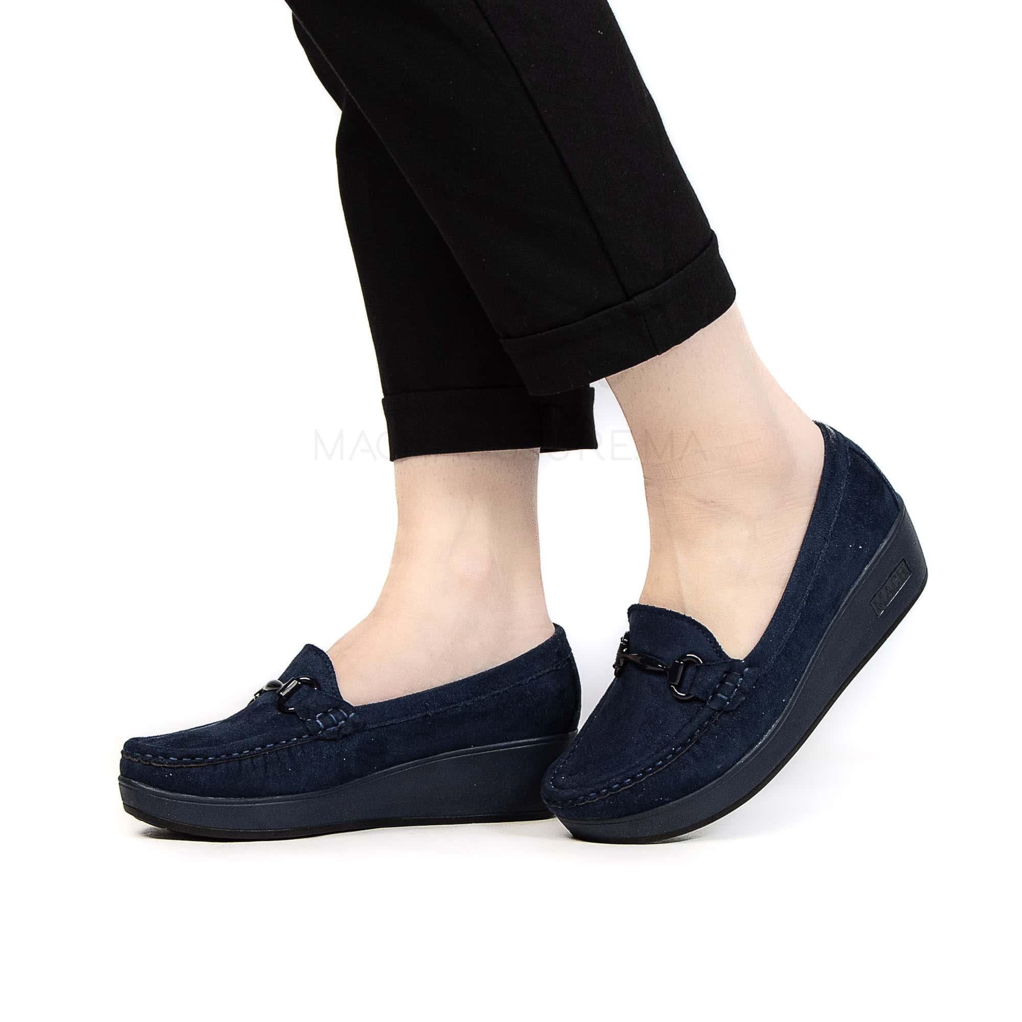 Mocassin compensé femme en bleu.