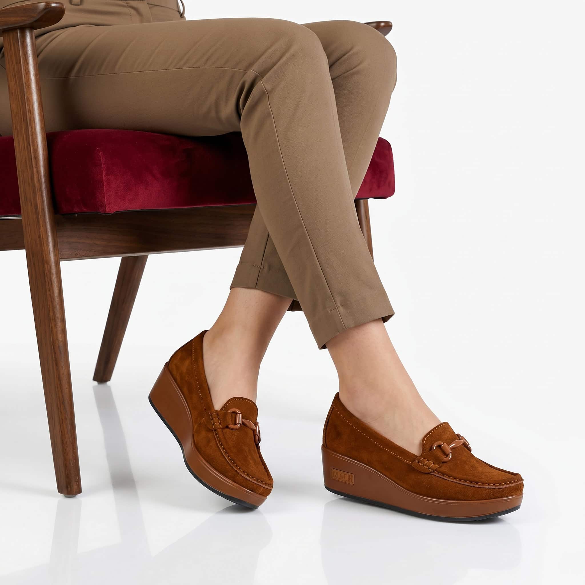 Mocassin compensé femme en Marron.