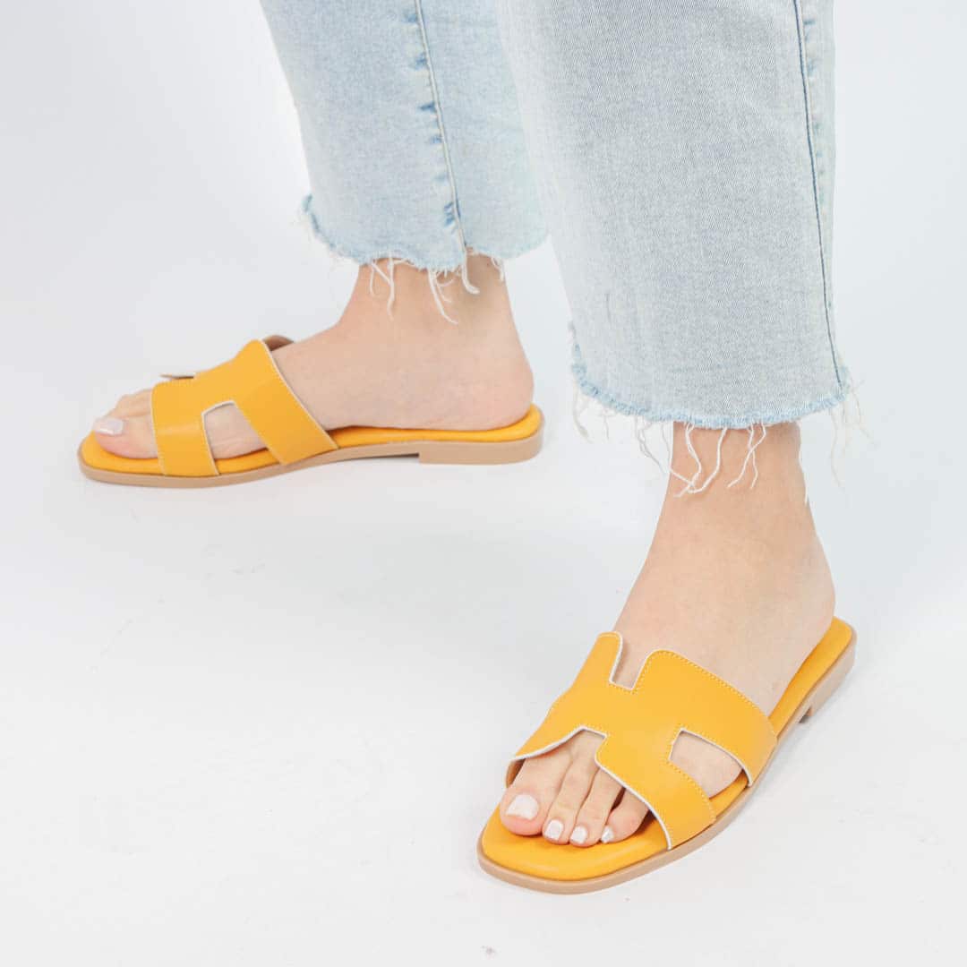 IRENE - Sandales Plates en Moutarde.