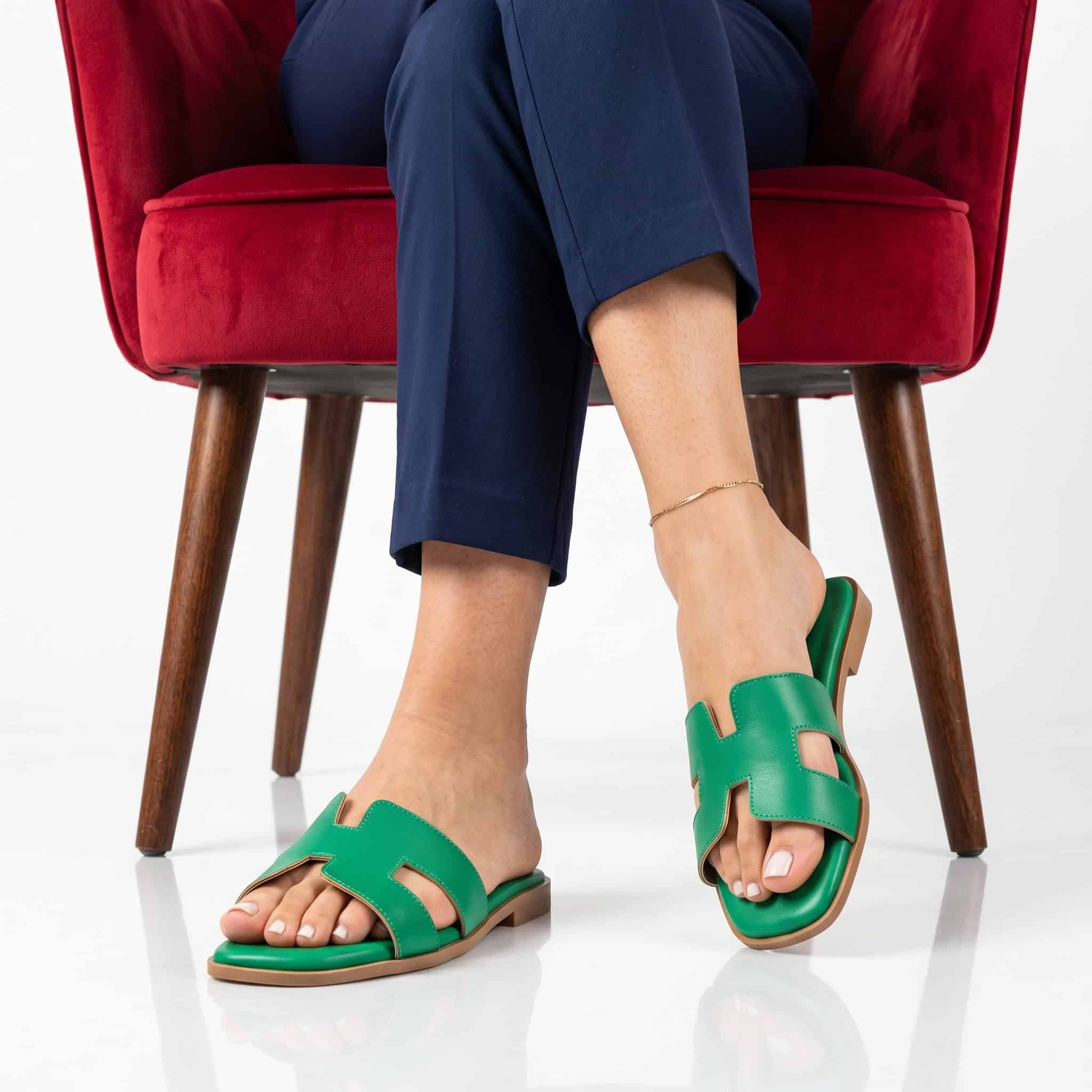 IRENE - Sandales Plates en Vert.