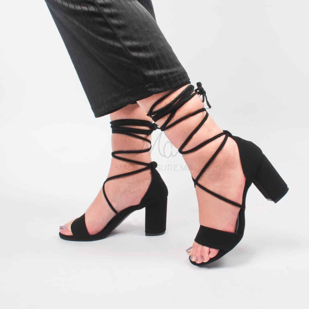 SIRAH - Sandales à talons en noir.