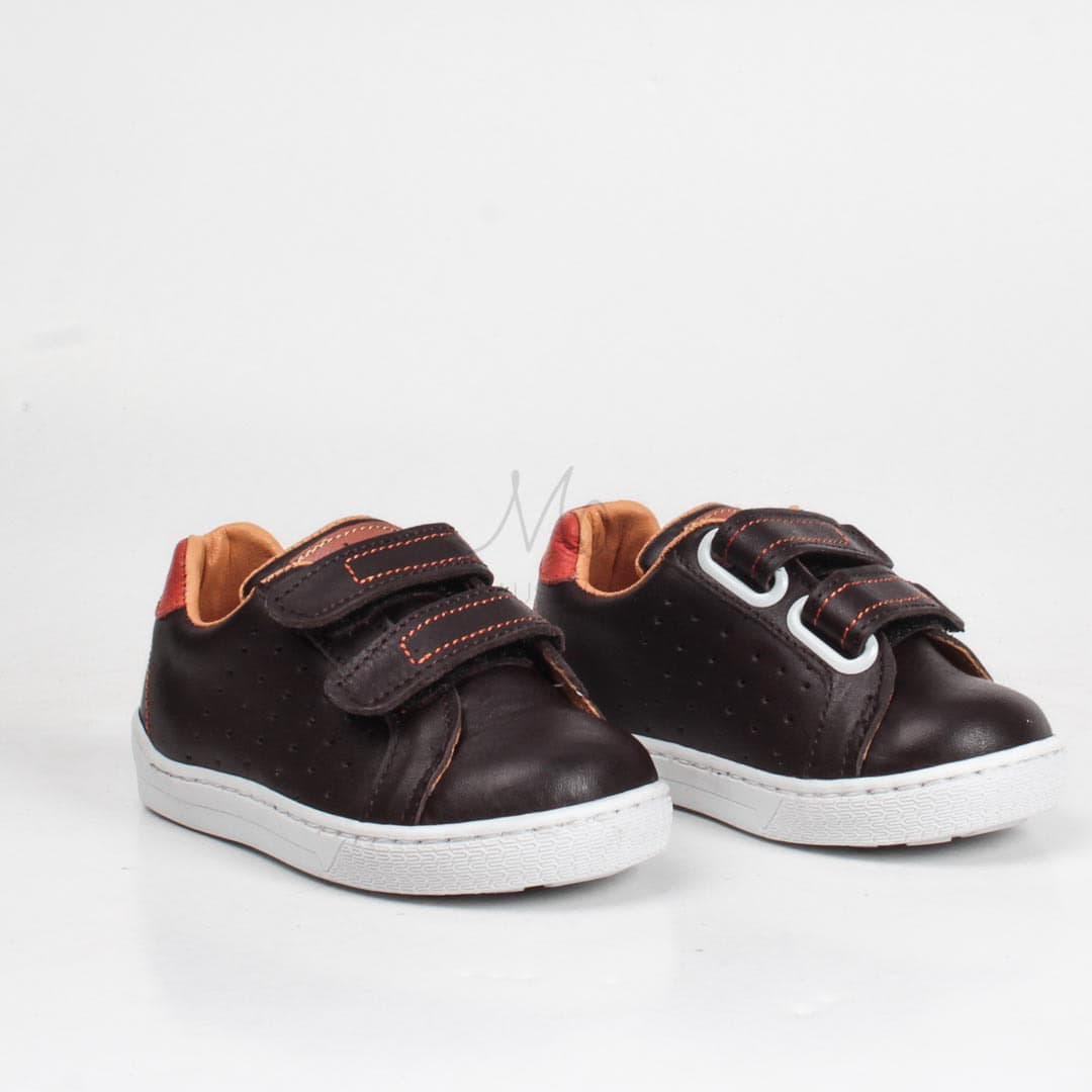 Baskets enfants marron.