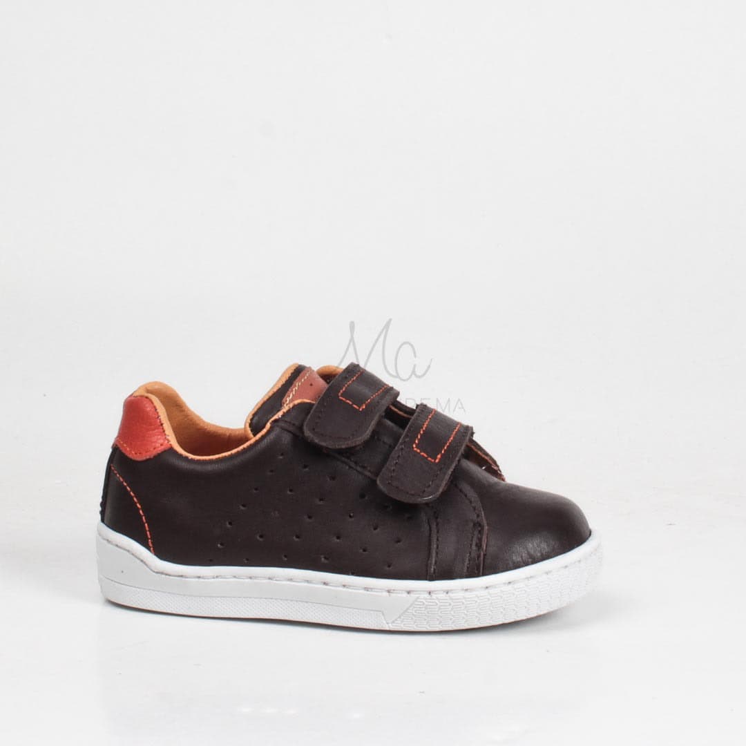Baskets enfants marron.