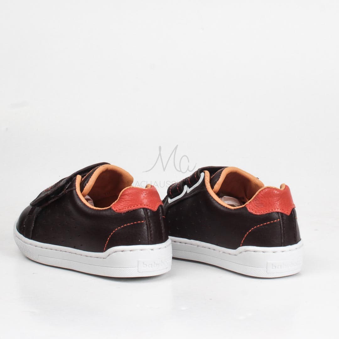 Baskets enfants marron.
