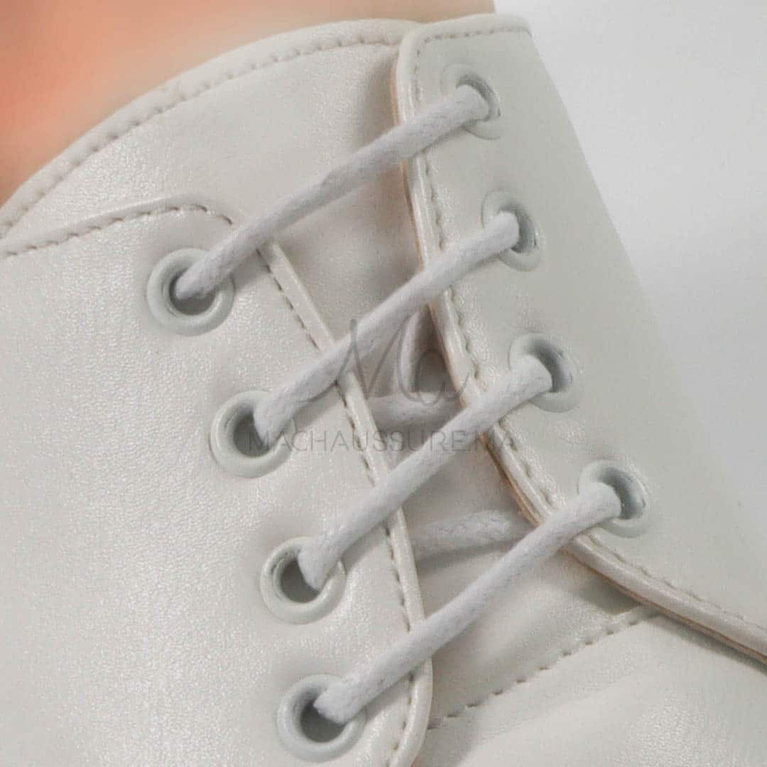LIO- Derbies en Blanc cassé.