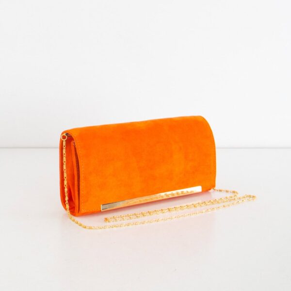 Sac à main orange en velours avec chaîne dorée pour une allure chic et sophistiquée..
