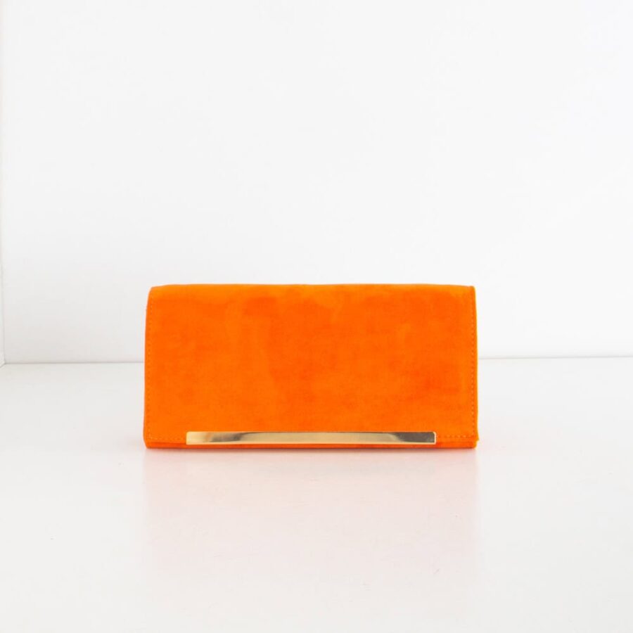 Portefeuille orange en cuir avec détail métallique doré..