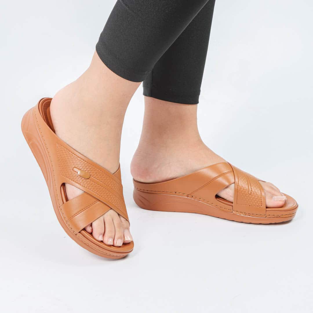 ORLA - Sandales plates confortables en Tabac.