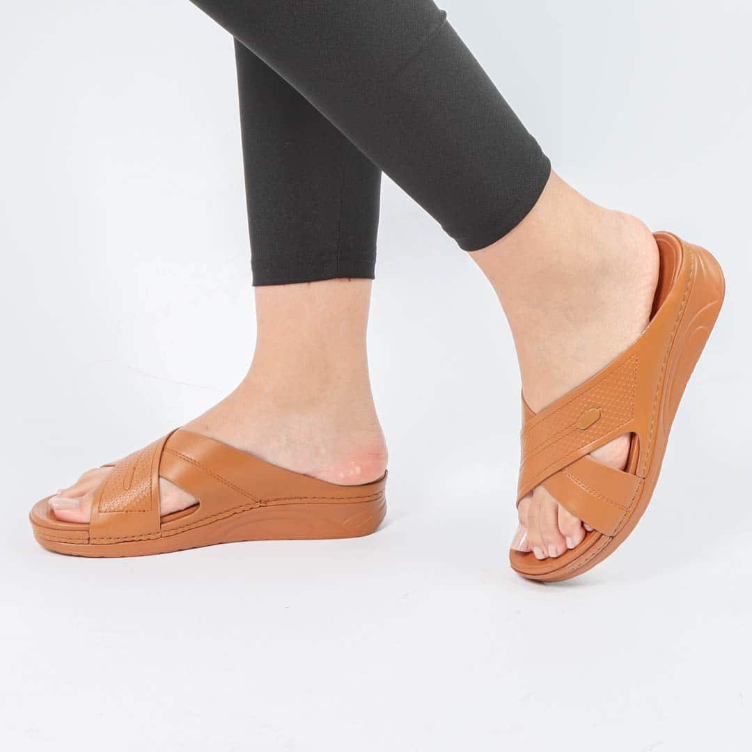 ORLA - Sandales plates confortables en Tabac.