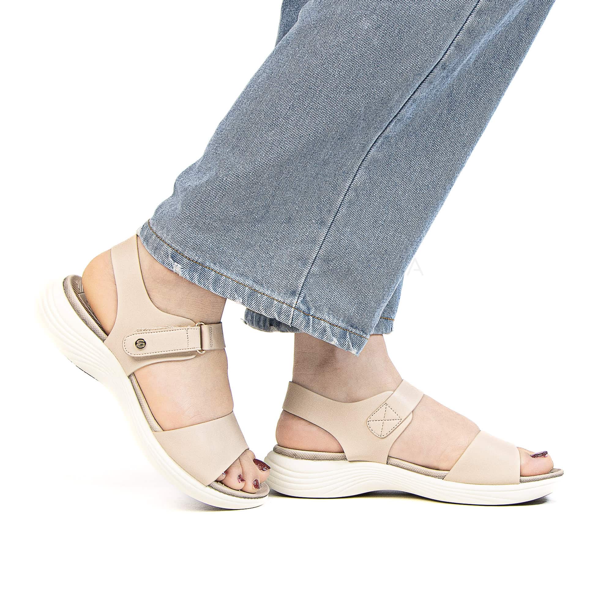 Velovia – Sandales confortables en Beige.