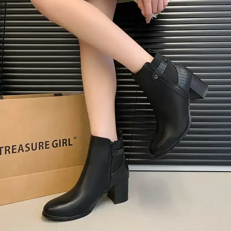 Reine – Bottines à talon en Noir.