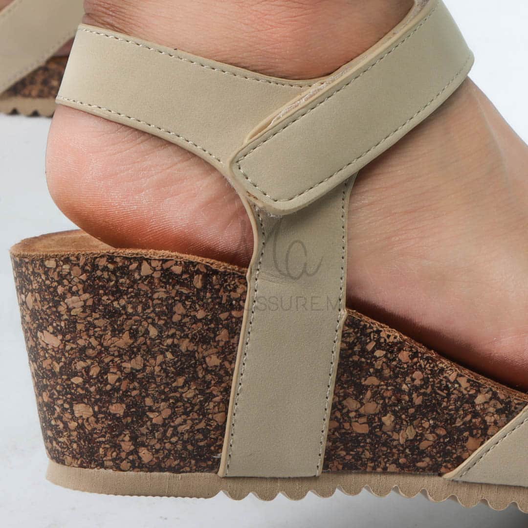 Kyda– Sandales compensées en Beige.