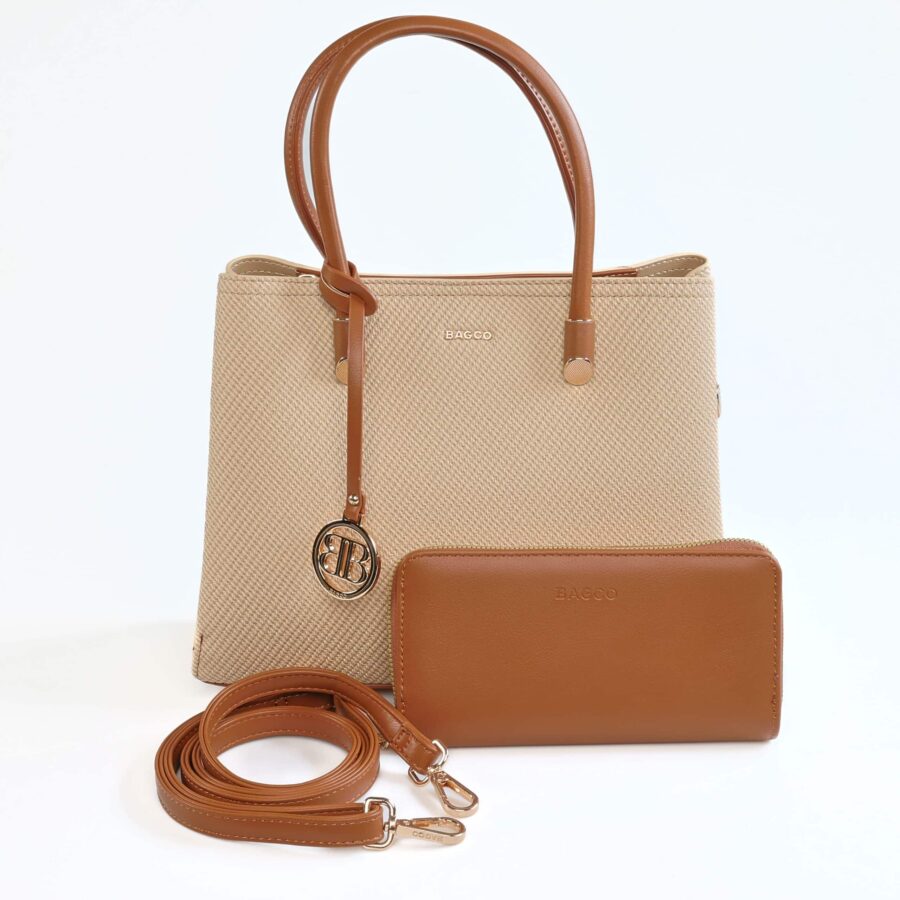 Sac à main beige avec poignées en cuir marron et porte-clés assorti, idéal pour un style élégant et..