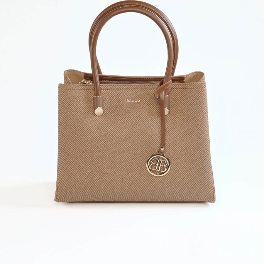 Sac à main beige en cuir avec logo métallique, parfait pour un style chic et sophistiqué..