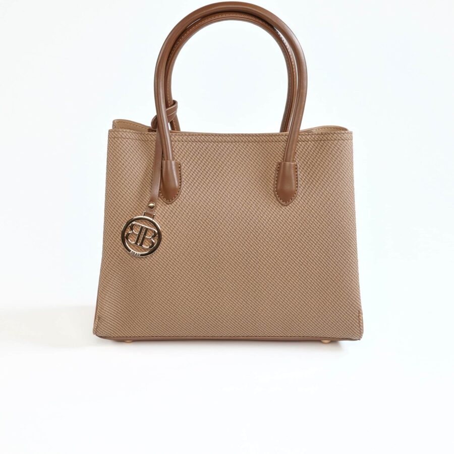 Sac à main en cuir beige avec poignées marron et logo métallique..