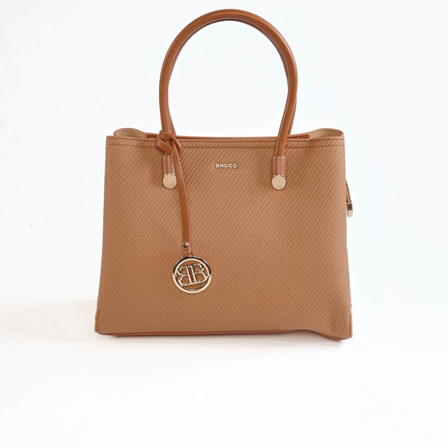 Sac à main en cuir marron avec logo BAGCO et porte-clés orné d'un pendentif..
