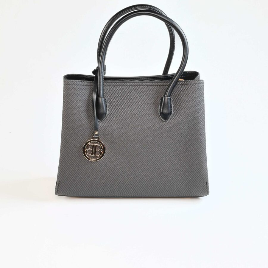 Sac à main en cuir gris avec logo métallique..