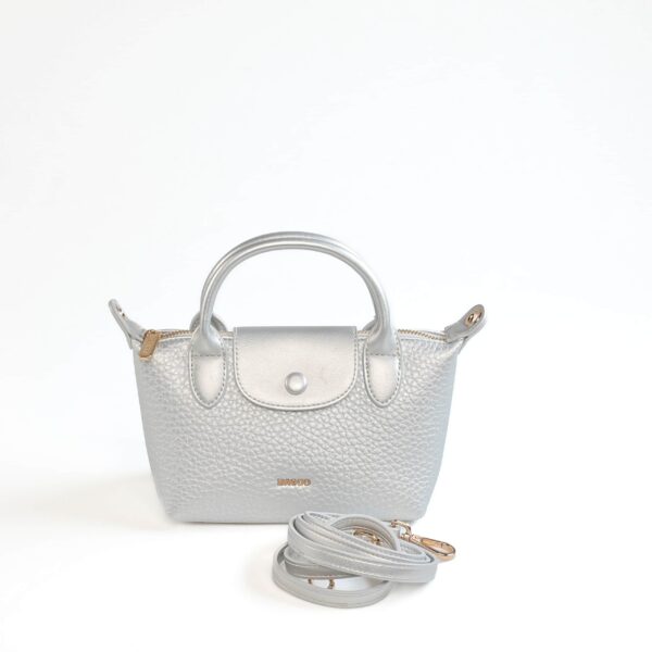 Sac à main en cuir blanc avec bandoulière amovible, élégant et pratique, parfait pour un style chic..