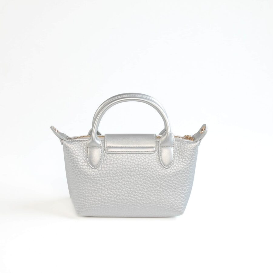 Sac à main en cuir argenté, accessoire mode chic et pratique pour femmes..