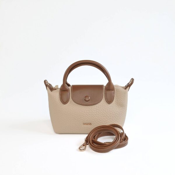 Sac à main beige avec poignées en cuir marron et bandoulière détachable, parfait pour un style éléga..