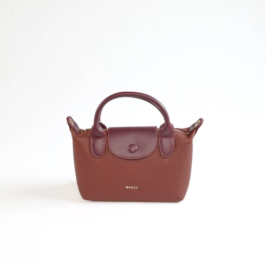 Sac à main en cuir marron avec poignée élégante, parfait pour un style chic et pratique..