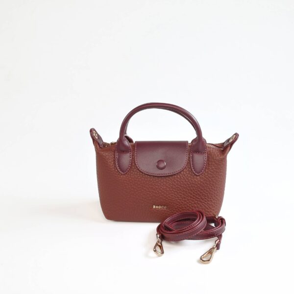 Sac à main en cuir marron avec poignée et bandoulière amovible, élégant et pratique, parfait pour to..