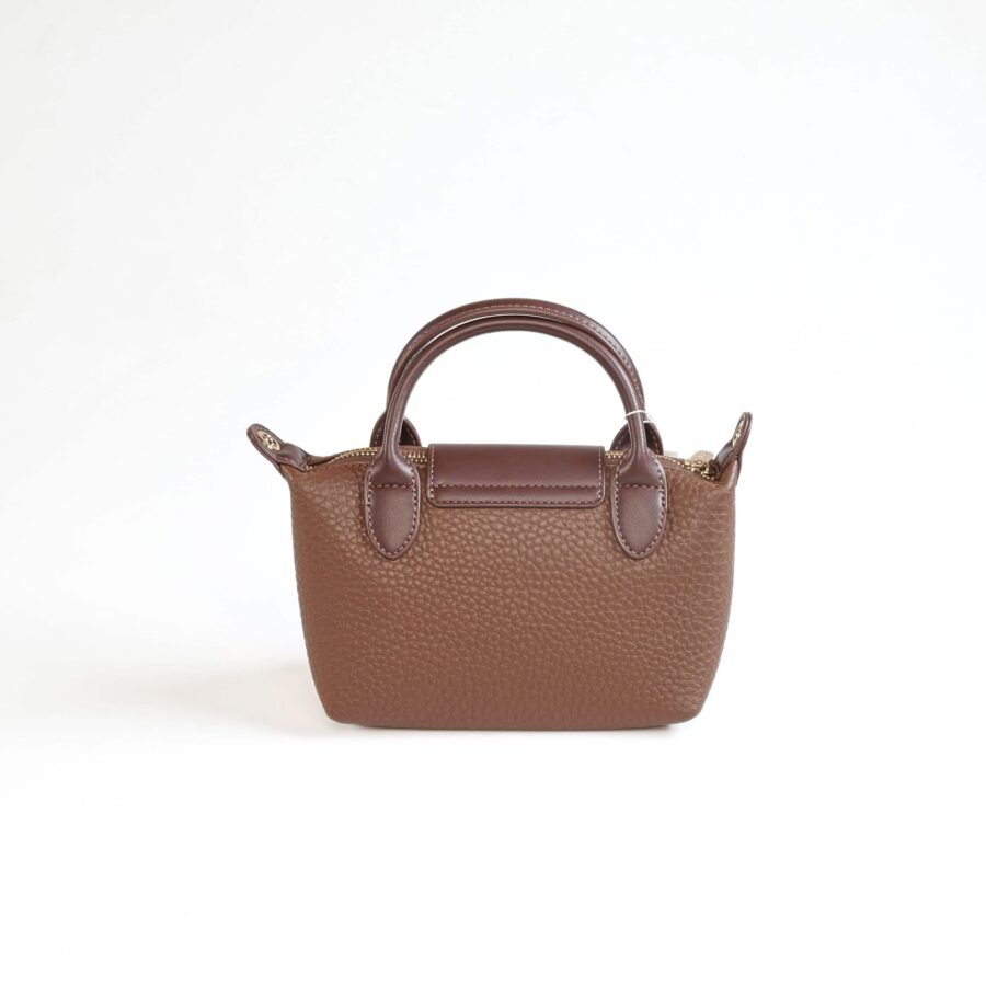Sac à main en cuir marron pour femmes, accessoire de mode chic et pratique..