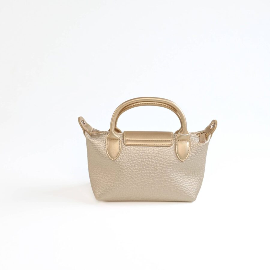 Sac à main en cuir beige, parfait pour un look chic et sophistiqué..