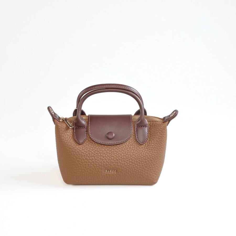 Sac à main en cuir marron avec poignée élégante et détails sophistiqués. Parfait pour un style chic..