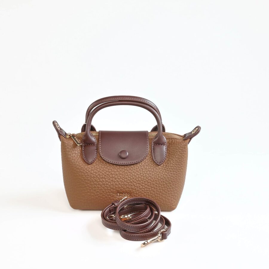 Sac à main en cuir marron avec bandoulière détachable, idéal pour un style élégant et pratique..